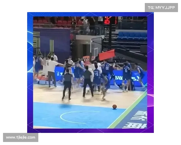 辽宁山东U21男篮激烈冲突升级比赛提前终止 球员大规模对峙场面混乱 辽宁山东U21男篮激烈冲突升级比赛提前终止 球员大规模对峙场面混乱